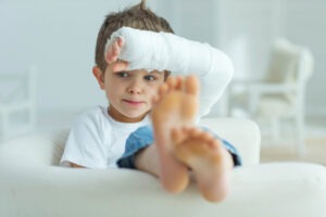 child in an arm cast