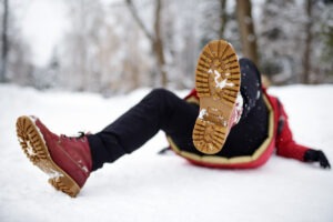 woman-falling-on-the-snow