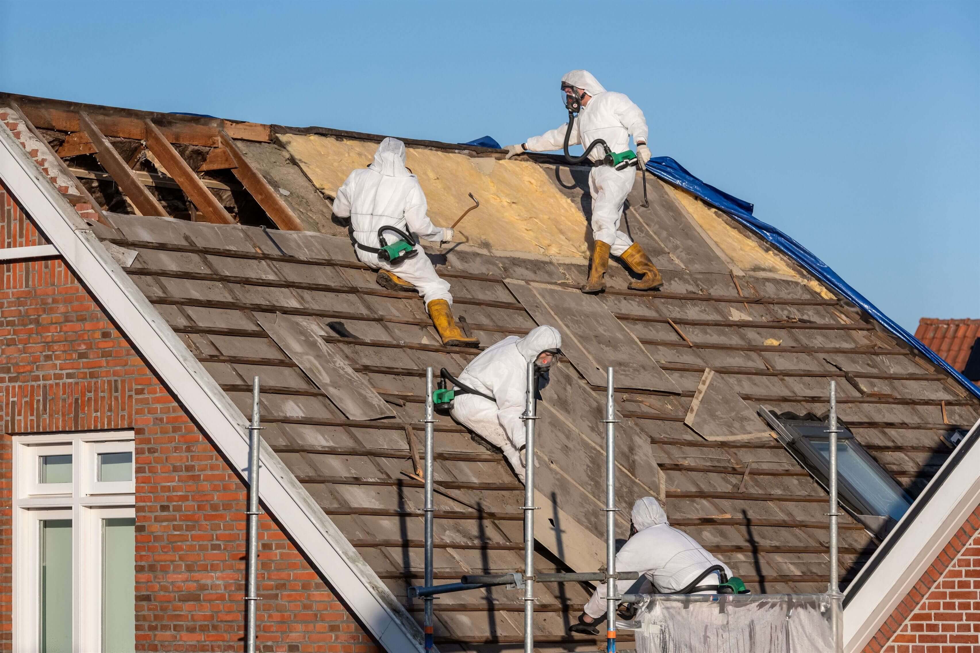 workers-removing-an-asbestos-roof
