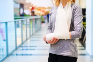 woman shopping with broken arm