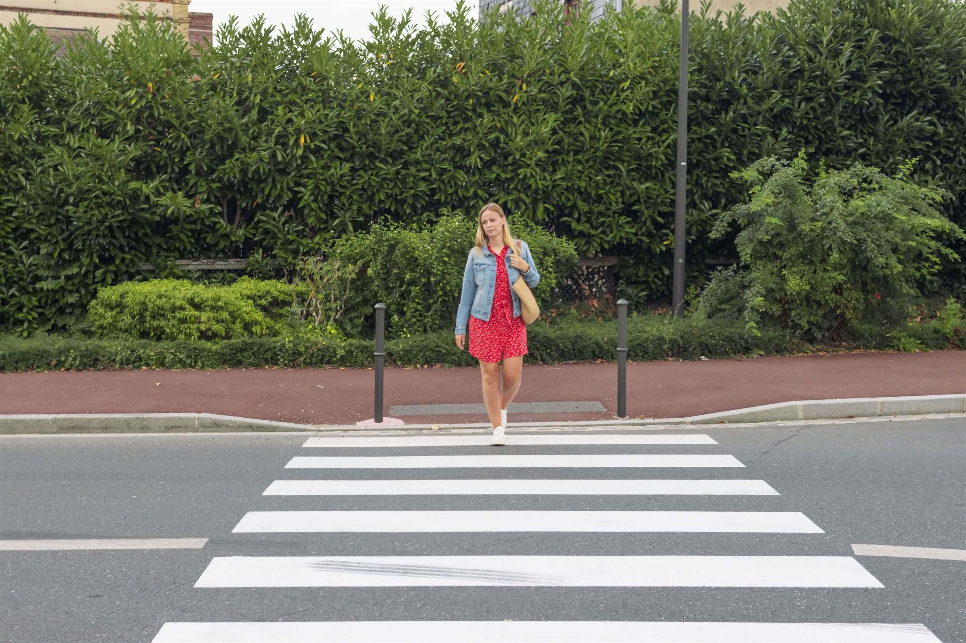 woman-entering-crossroads
