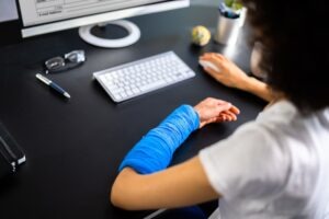 woman with broken arm looking online