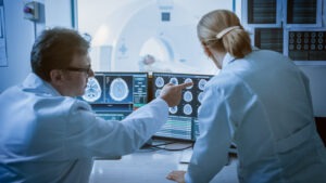 doctors-reviewing-mri